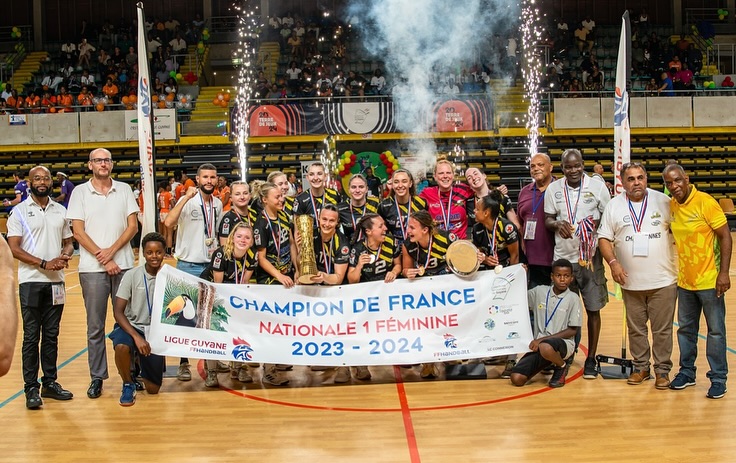 Photo de l'équipe du Palente Besançon Handball fêtant le titre de championne de France de National 1 Féminine