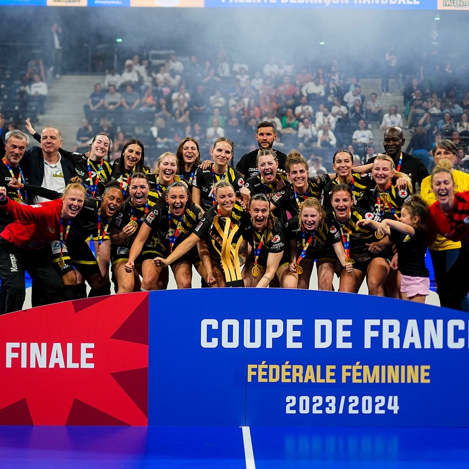 Photo de l'équipe du Palente Besançon Handball fêtant la victoire en coupe de France de Fédérale Féminine